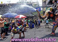 Сонгкран, празднование Нового года в Таиланде 13 апреля
